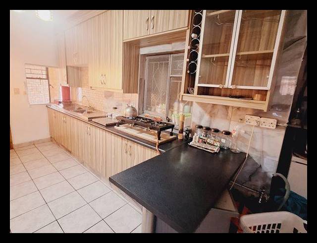 4 BEDROOM HOUSE FOR SALE IN KEMPTON PARK WEST